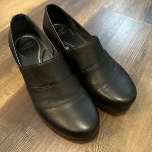 Dansko Tinley  black Leather Slip‎ On clogs size 39 US 8.5-9